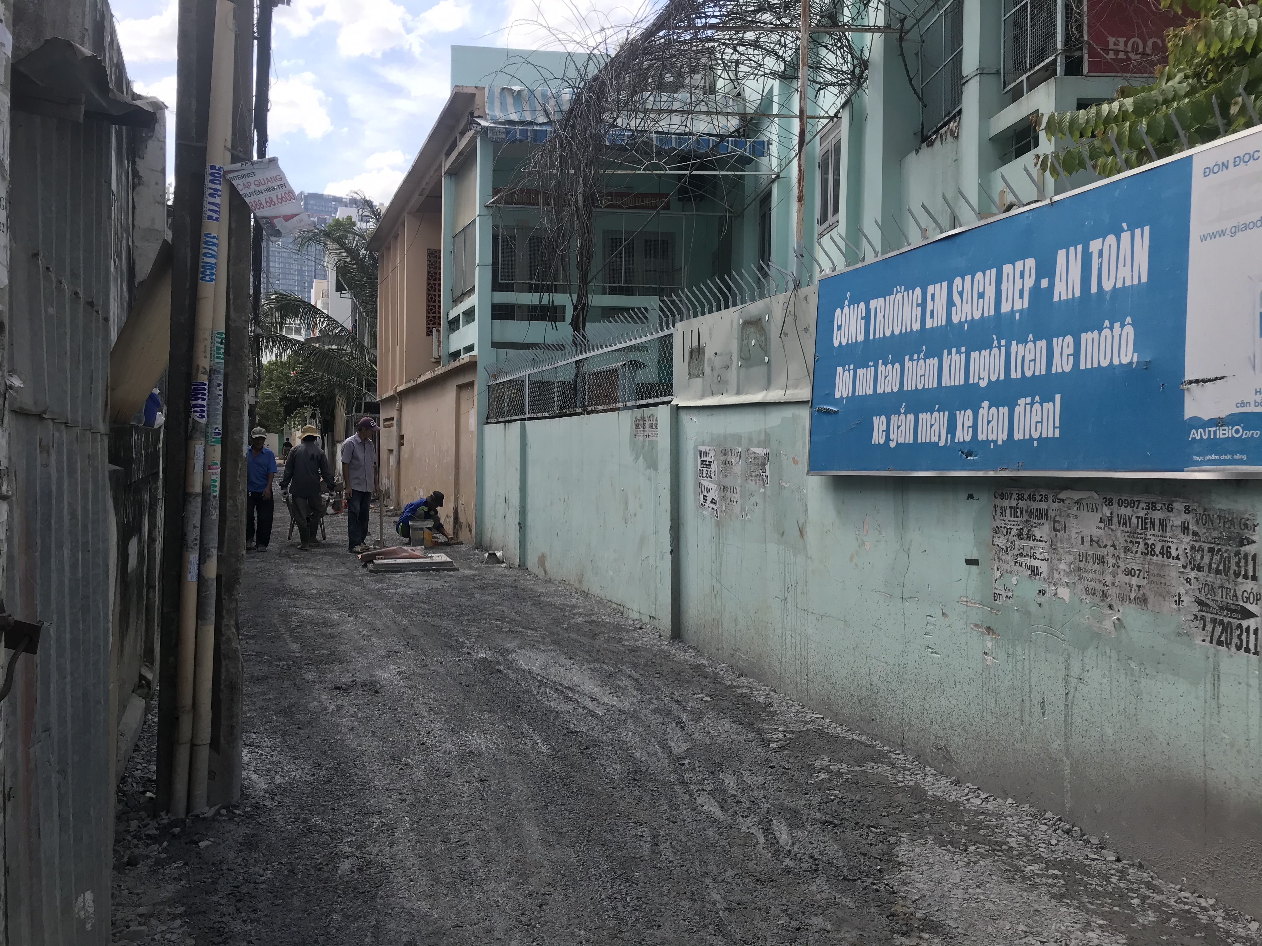 Bị gắn bảng bêu tên treo ngoài hẻm vì không đóng tiền nâng cấp đường Công nhân đang nâng cấp, sửa chữa đường ở hẻm 144 đường Võ Duy Ninh, phường 22, quận Bình Thạnh Ảnh: Quốc Thái