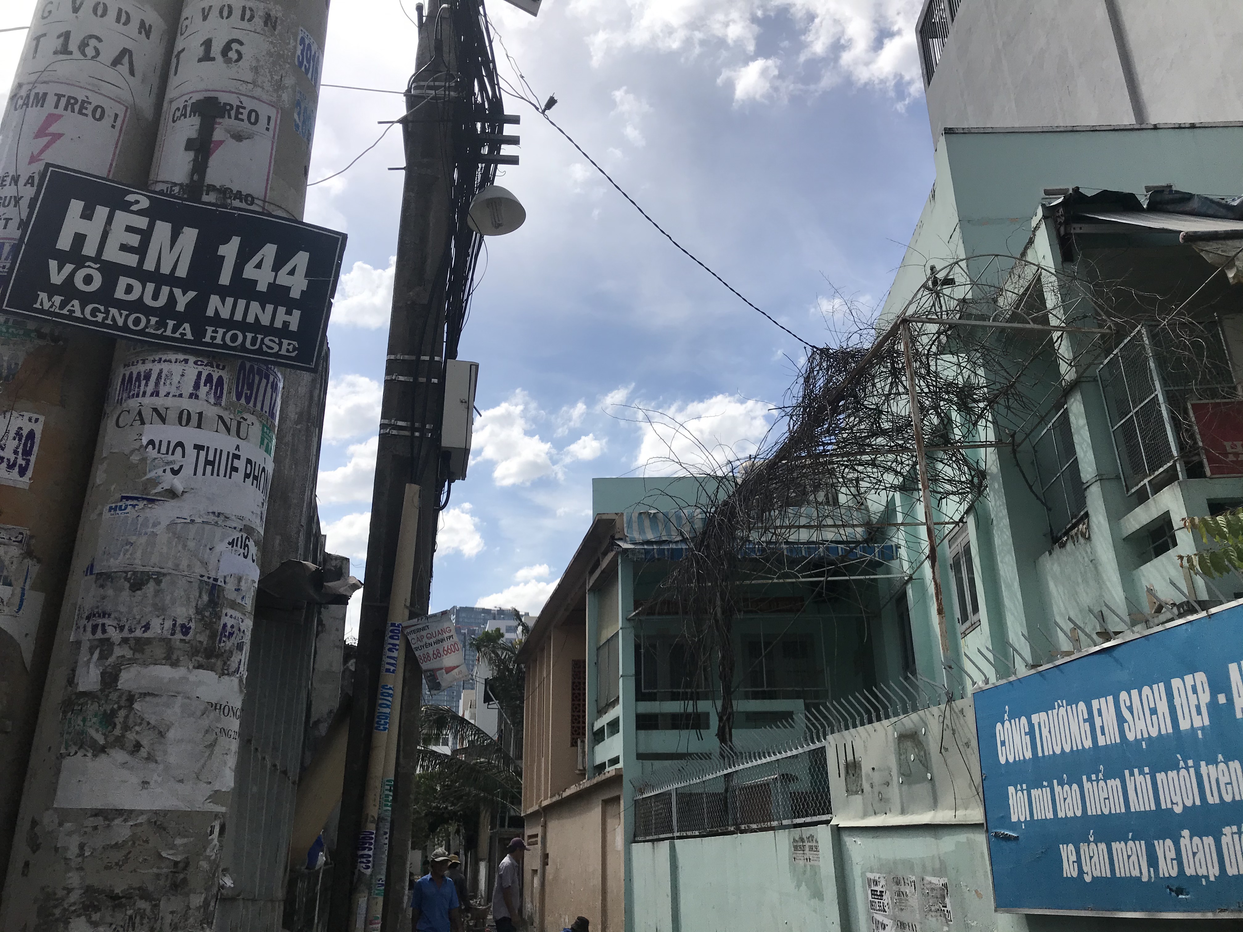 Bị gắn bảng bêu tên treo ngoài hẻm vì không đóng tiền nâng cấp đường Được biết tấm bảng bêu tên bà Hồng được gắn vào sáng 29/12/2019 và được tháo dỡ vào sáng nay 2/1/2020. Ảnh: Quốc Thái