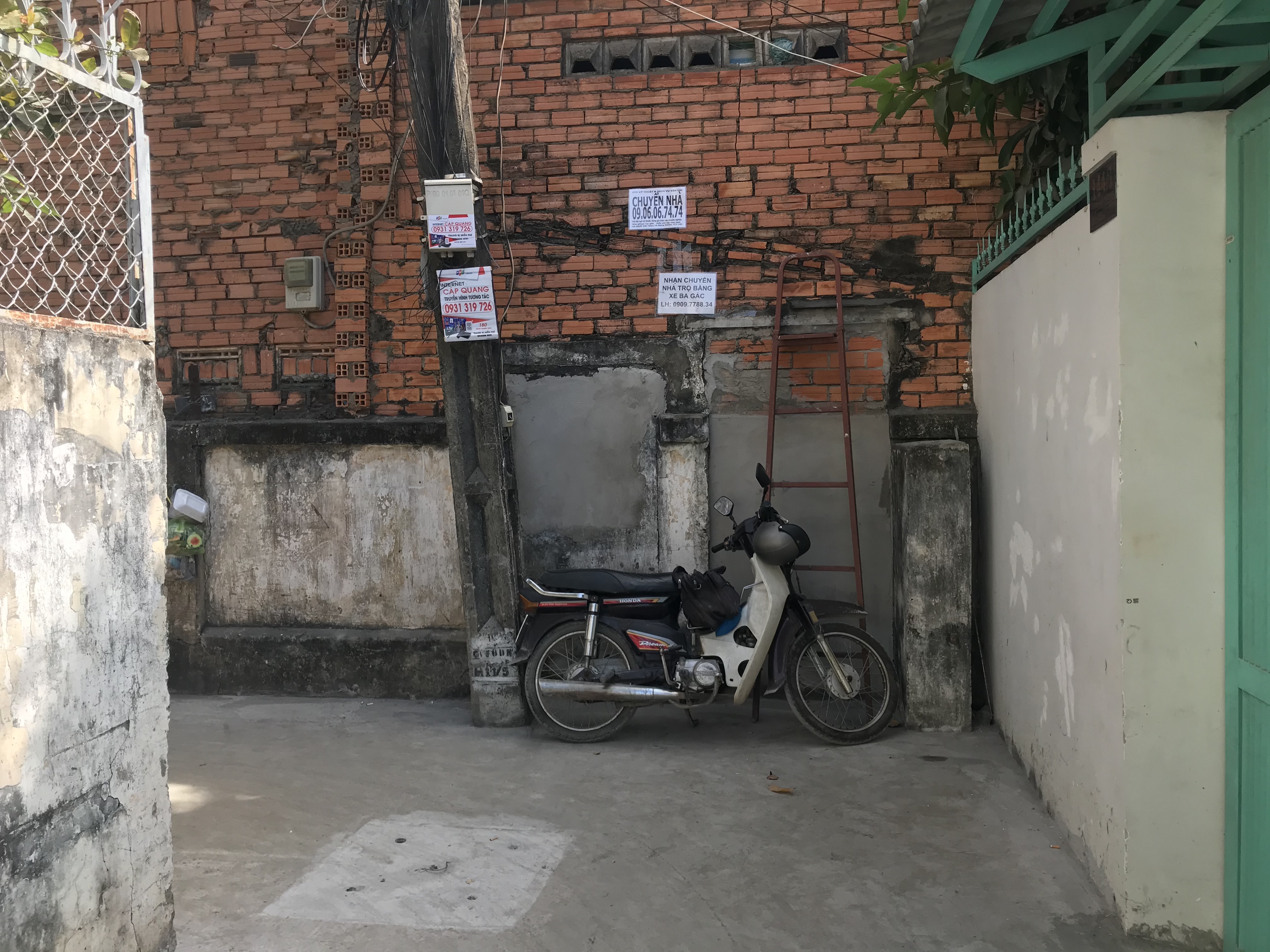 Bị gắn bảng bêu tên treo ngoài hẻm vì không đóng tiền nâng cấp đường Con hẻm dẫn vào nhà bà Hồng ở địa chỉ 144/9 Ảnh: Quốc Thái