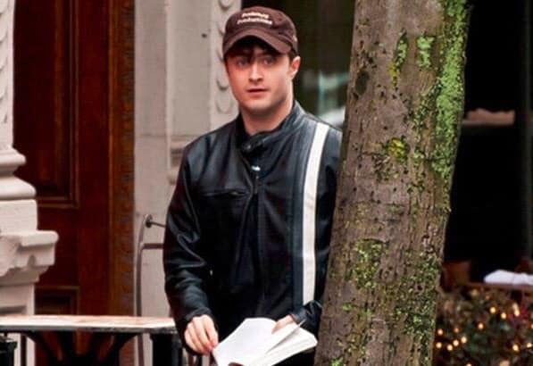 'Harry Potter' Daniel Radcliffe 6 tháng mặc một chiếc áo để 'trị' thợ săn ảnh Nam diễn viên luôn phải dè chừng cánh săn ảnh mỗi khi ra ngoài.
