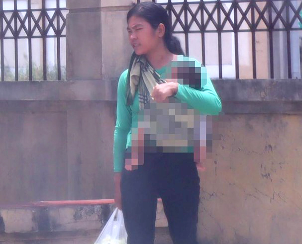 Bán con vì nghèo... càng nghèo thêm Moong Thị L. bế con tham dự phiên tòa