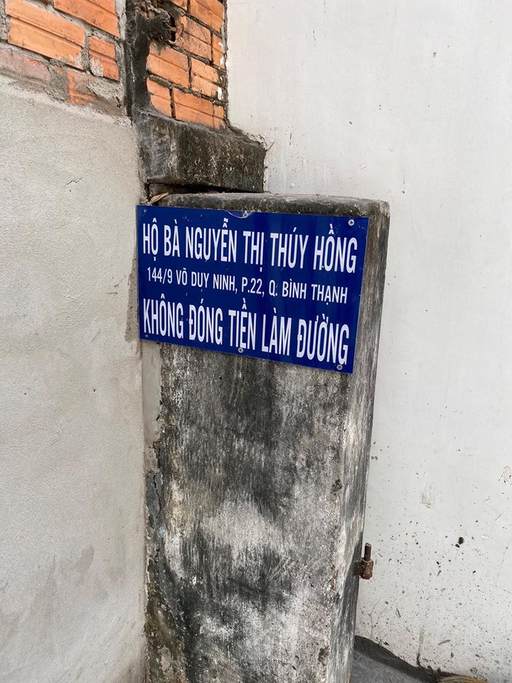 Bị gắn bảng bêu tên treo ngoài hẻm vì không đóng tiền nâng cấp đường Bảng bêu tên đòi nợ bà Hồng được gắn ngay góc rẽ, ở vị trí dễ nhìn thấy nhất