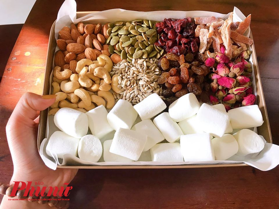 Công thức kẹo Nougat – kẹo hạnh phúc cho năm mới Nguyên liệu làm kẹo Nougat - kẹo hạnh phúc từ marshmallow, bơ, sữa bột và các loại hạt dinh dưỡng.