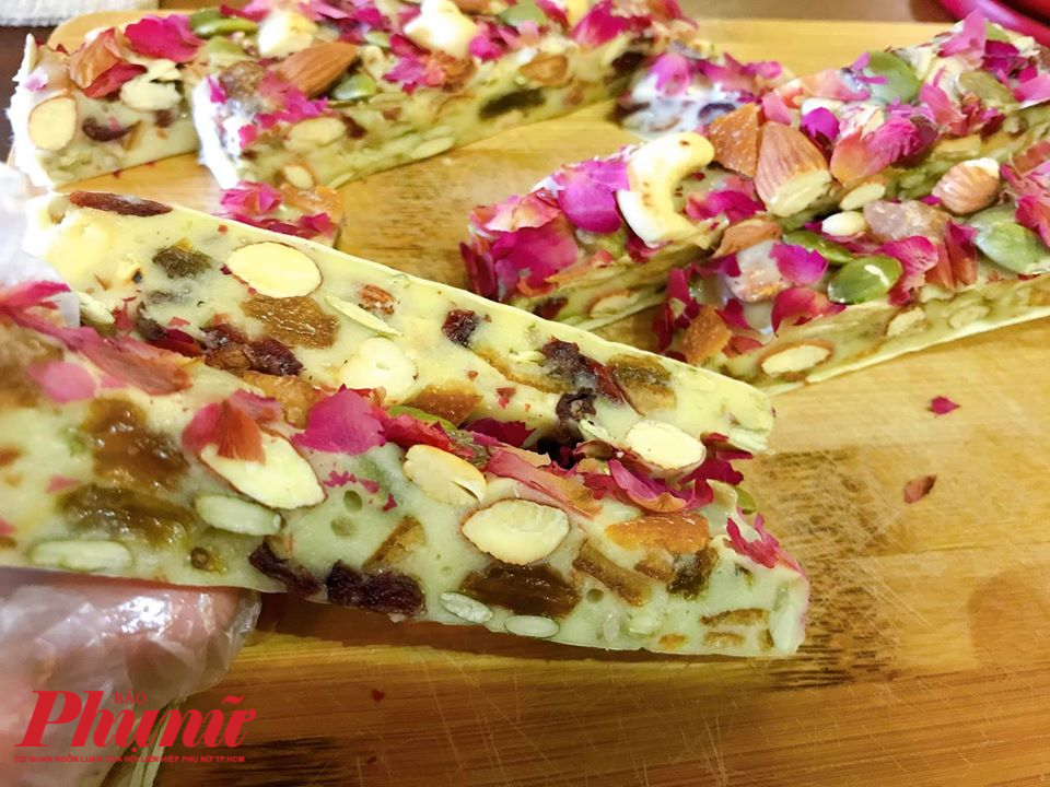 Công thức kẹo Nougat – kẹo hạnh phúc cho năm mới Mẻ kẹo Nougat tự làm có màu sắc bắt mắt, thích hợp đãi khách ngày Tết.