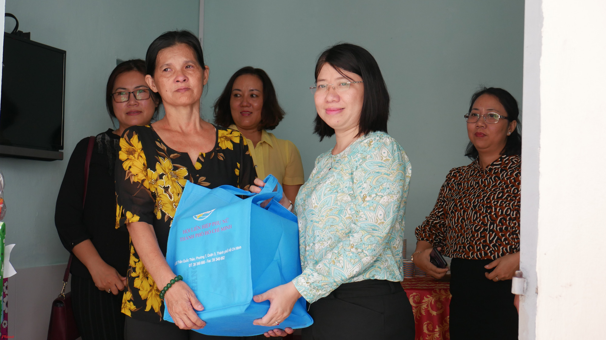 Trao mái ấm tình thương đầu tiên trong năm 2020 Hội LHPN TP.HCM tặng quà chúc mừng chị Gái Ba có căn nhà mới.