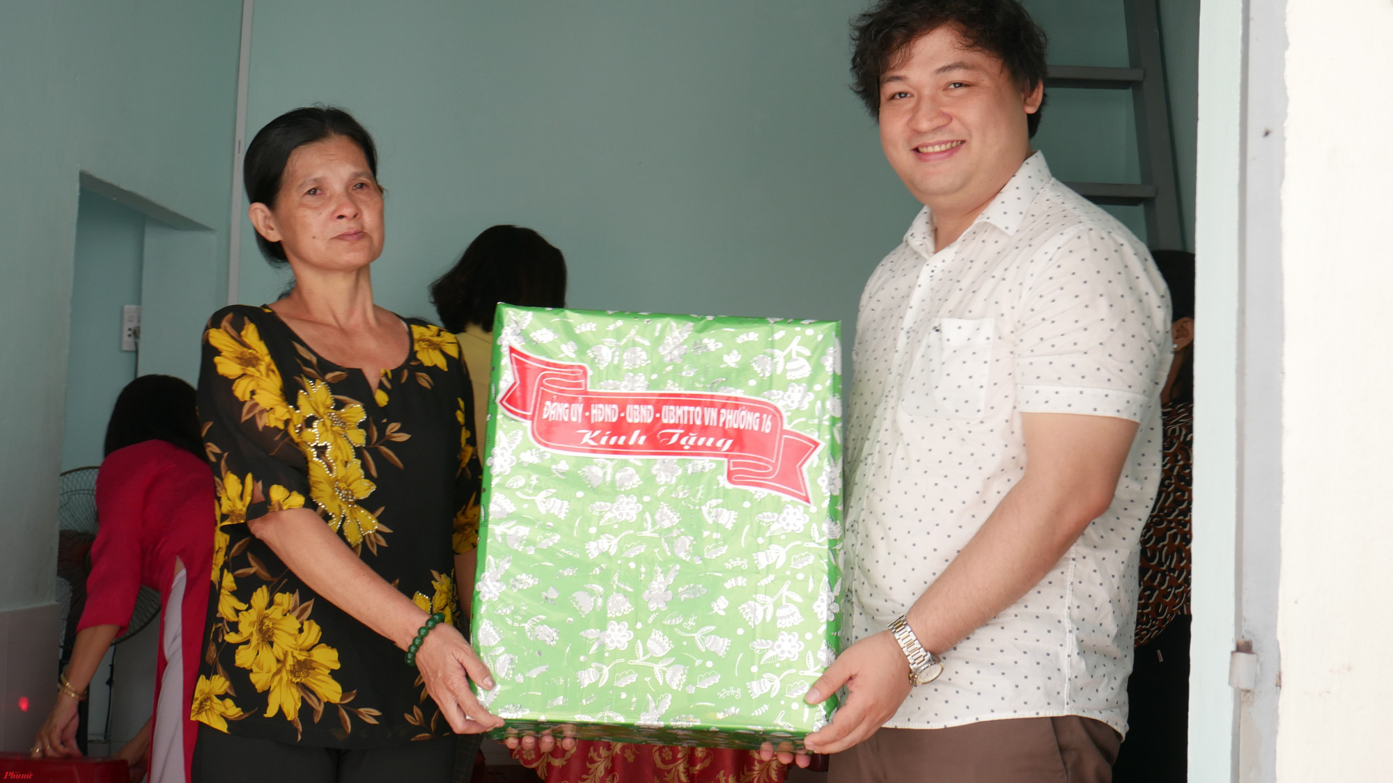 Trao mái ấm tình thương đầu tiên trong năm 2020 Chính quyền địa phương tặng nhiều phần quà đến gia đình chị Gái Ba.
