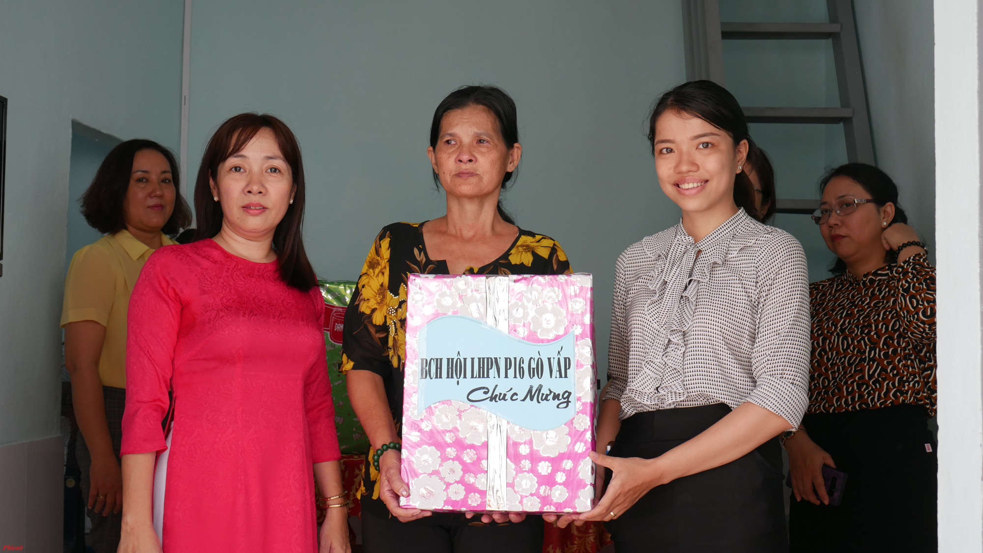 Trao mái ấm tình thương đầu tiên trong năm 2020 Hội LHPN phường 16, quận Gò vấp tặng quà, chúc mừng chị Gái Ba được xây tặng căn nhà mới.
