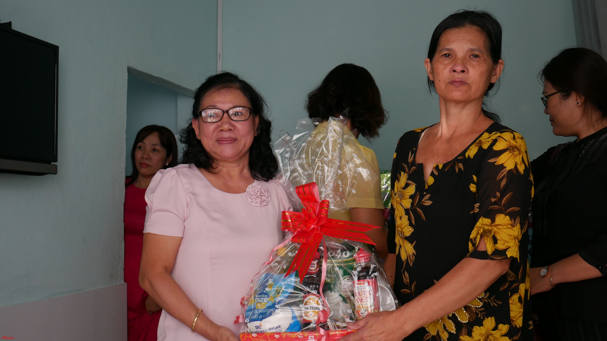 Trao mái ấm tình thương đầu tiên trong năm 2020 Chi hội phụ nữ khu phố 16, phường 16 tặng quà cho gia đình chị Gái Ba.