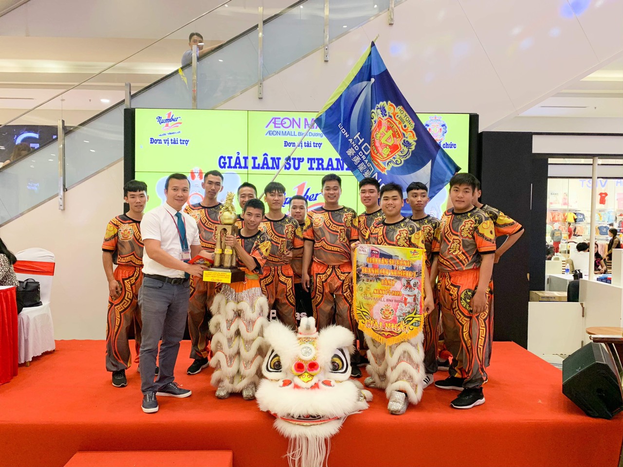 Mãn nhãn với màn tranh tài của 30 đội tại Giải lân sư tranh Cup Number 1 Đội lân Hào Dũng (TP.HCM) đạt giải Nhất, nhận chiếc Cup Number 1