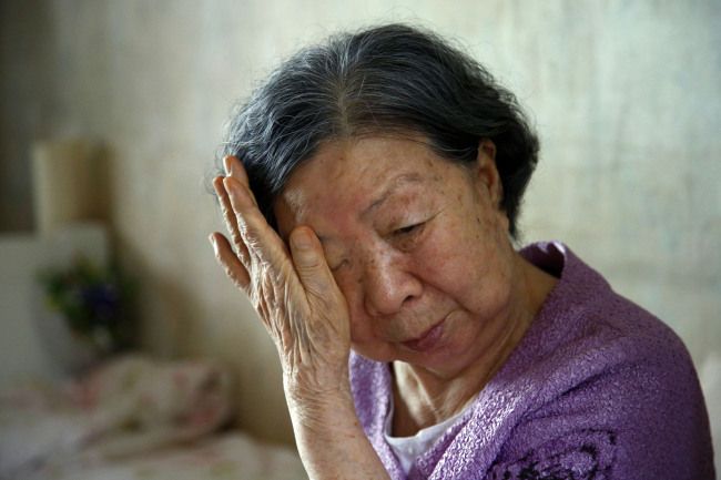 Mẹ già ngồi cửa ngóng chờ con Con cái cả đàn nhưng cuối đời chỉ có bà bên ông. Ông đi rồi thì chỉ còn mình bà với cửa nhà quạnh quẽ. Ảnh minh hoạ