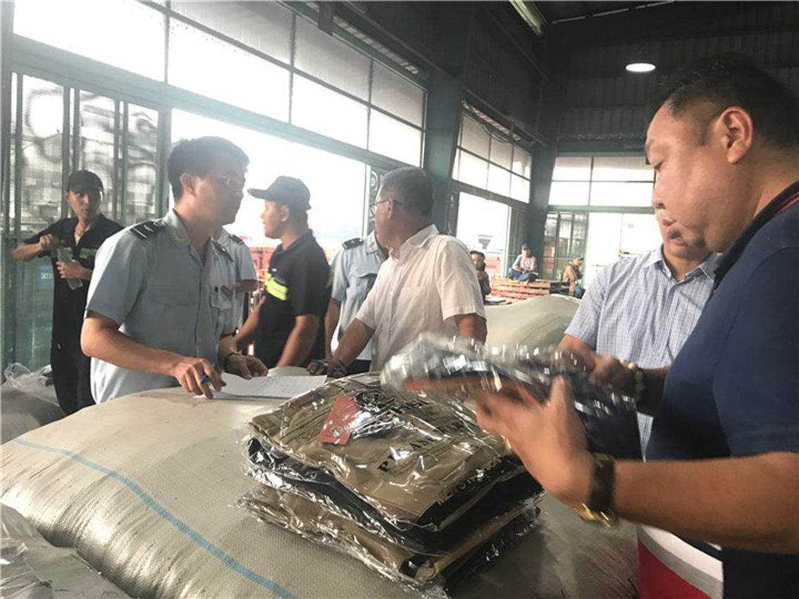 Nhiều doanh nghiệp khai man để trốn thuế xuất nhập khẩu Cán bộ, chiến sĩ Chi cục Hải quan cửa khẩu cảng Sài Gòn khu vực 1 đang kiểm tra lô hàng của Công ty TNHH Thịnh Hòa