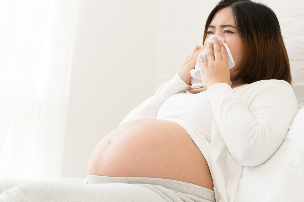 Thời tiết giao mùa, mẹ bầu cần làm gì để mình và bé cùng khỏe? Mẹ bầu cần chú ý giữ ấm cơ thể khi giao mùa. Ảnh: Shutterstock