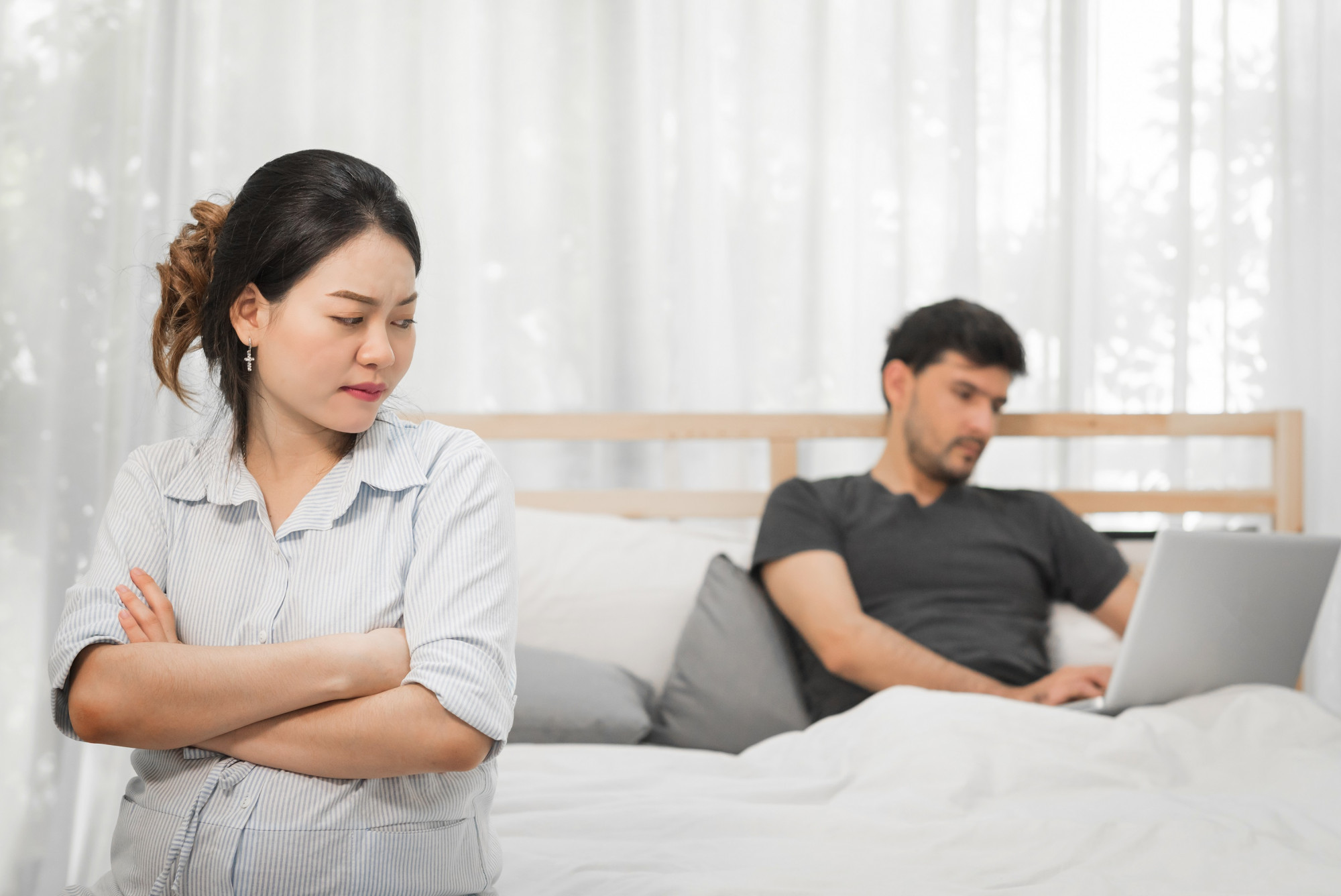Run rẩy khi thấy ảnh người cũ trong đồ đạc của chồng Ảnh minh họa