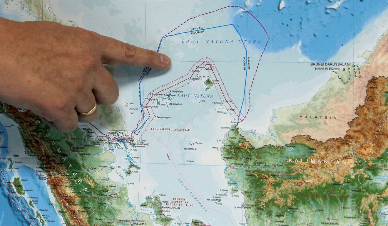 ASEAN có thể cứng rắn hơn trong COC sau căng thẳng Indonesia - Trung Quốc Một quan chức chính phủ Indonesia chỉ ra khu vực quần đảo Natuna trên bản đồ - Ảnh: Reuters