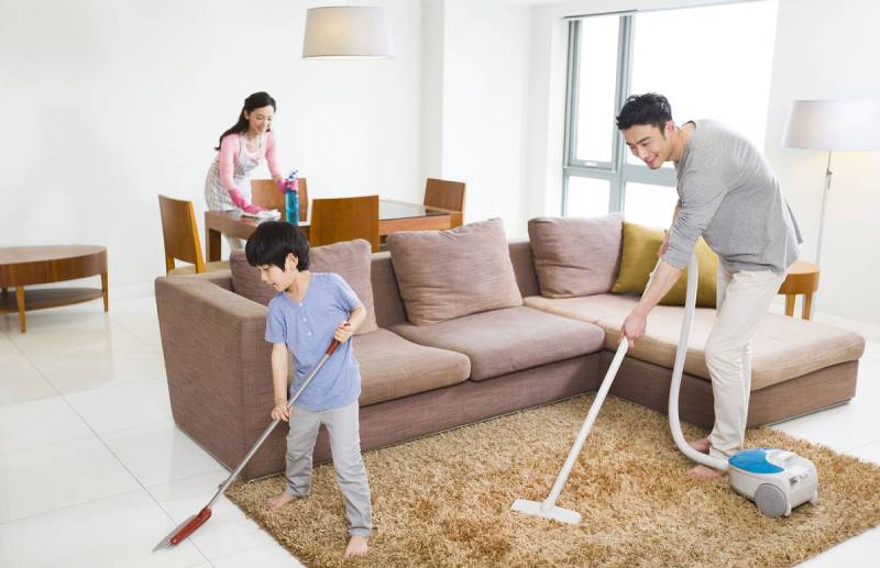 Dọn nhà đón tết: Giao cho con hay thuê dịch vụ? ôi cứ nghĩ, cho con dọn nhà để chia sẻ vất vả với ba mẹ, cả nhà làm việc cùng nhau sẽ gắn kết, vui vẻ hơn.