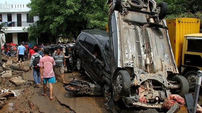 Mưa lũ ở Jakarta làm 53 người chết Những chiếc xe chất chồng lên nhau ở Bekasi khi nước rút dần và người dân quay về.