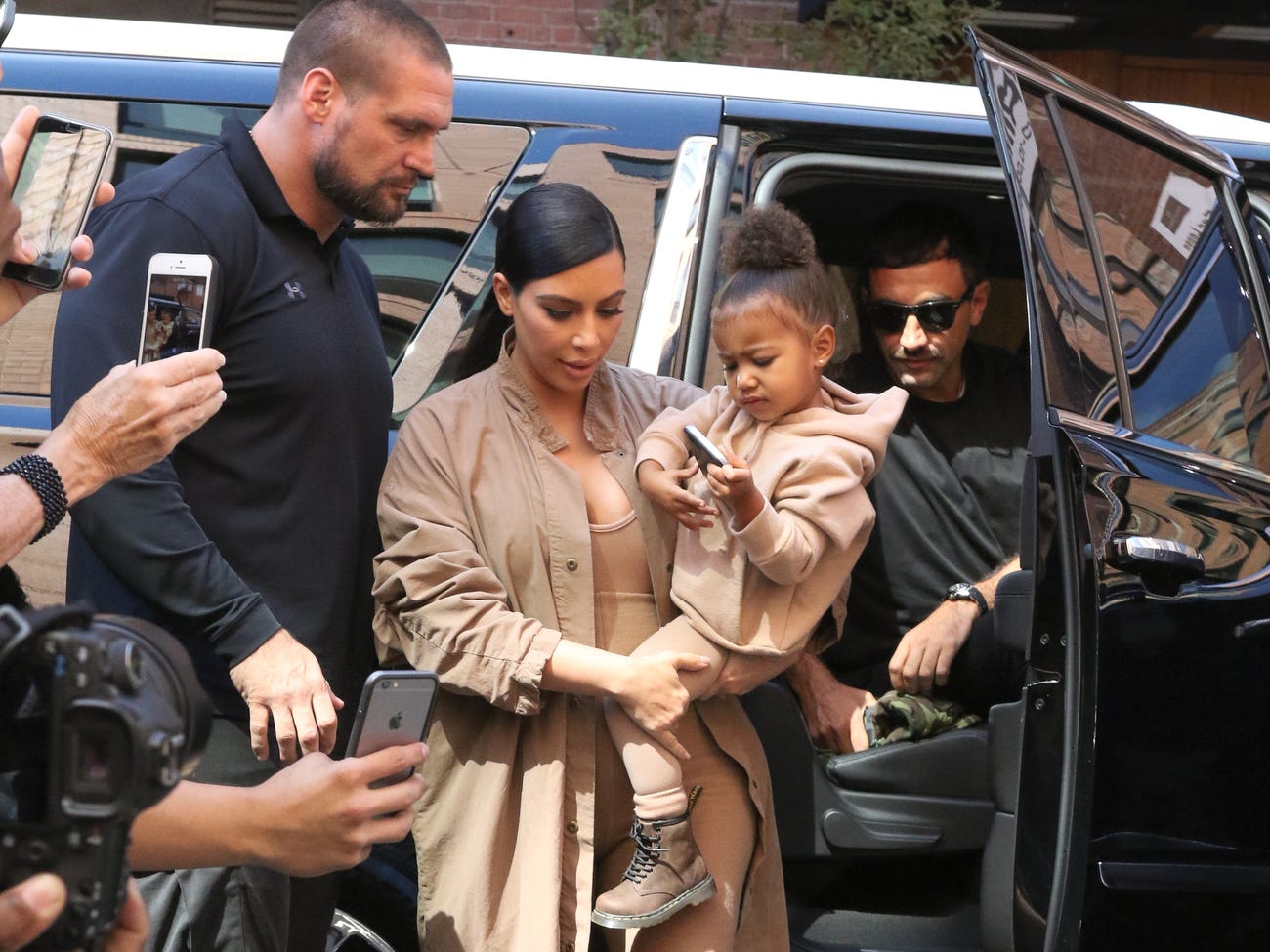 Khi nhà giàu thuê lính thiện chiến làm ‘bảo mẫu’ cho con Kim Kardashian và con gái North West cùng với cựu vệ sĩ của Kardashian, Pascal Duvier, một cựu quân nhân trong quân đội Đức - Ảnh: Bauer-Griffin/GC Images