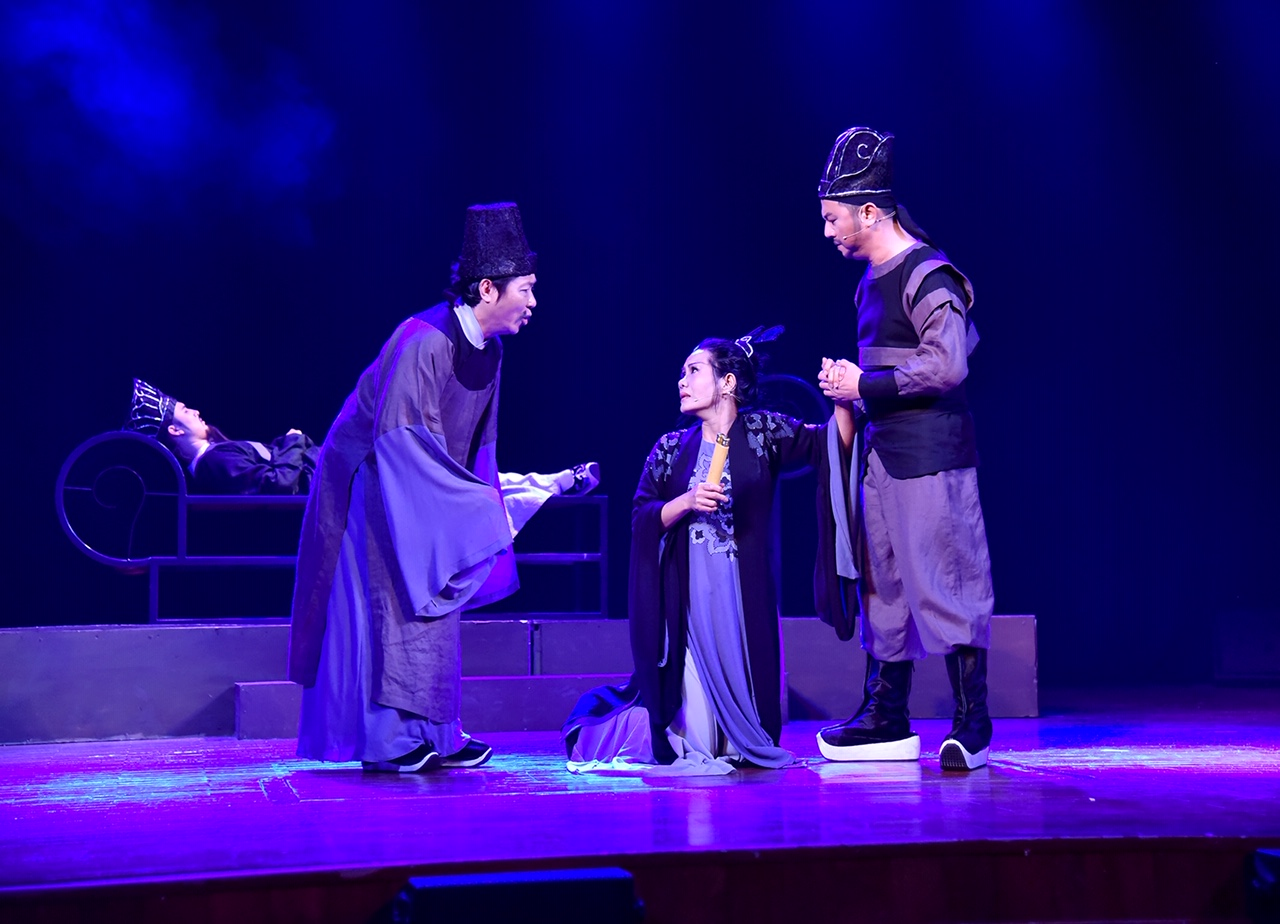 Đưa kịch nói đến gần hơn với sinh viên Vở kịch đưa khán giả trở về thời khắc lịch sử điển hình cho sự suy thoái và phân hóa xã hội