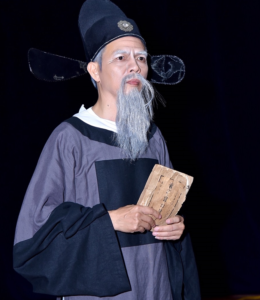 Đưa kịch nói đến gần hơn với sinh viên Nghệ sĩ Trọng Hiếu trong vai Lê Quý Đôn. Nguồn ảnh do Tân Hiệp Phát cung cấp