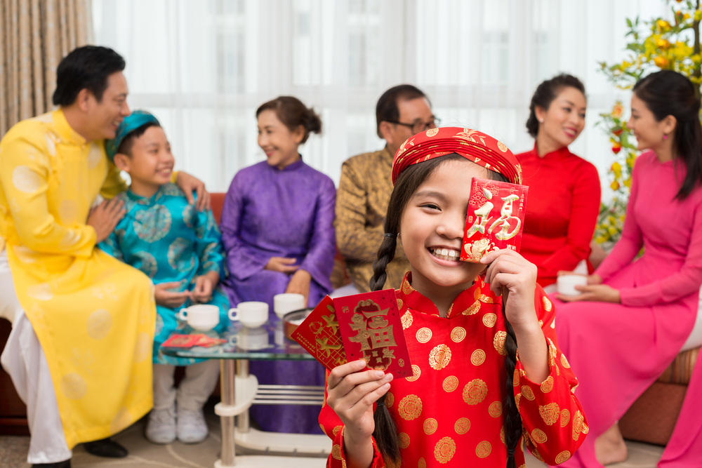 Con trẻ lấy tiền lì xì tiêu tết là chính đáng Tháng Chạp về, cháu đã xuýt xoa: sắp được nhận lì xì rồi. Ảnh minh họa
