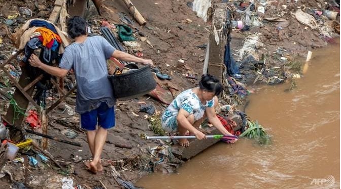 Mưa lũ ở Jakarta làm 53 người chết Người dan tại một số khu trú ẩn phải dùng nước bẩn để sinh hoạt.