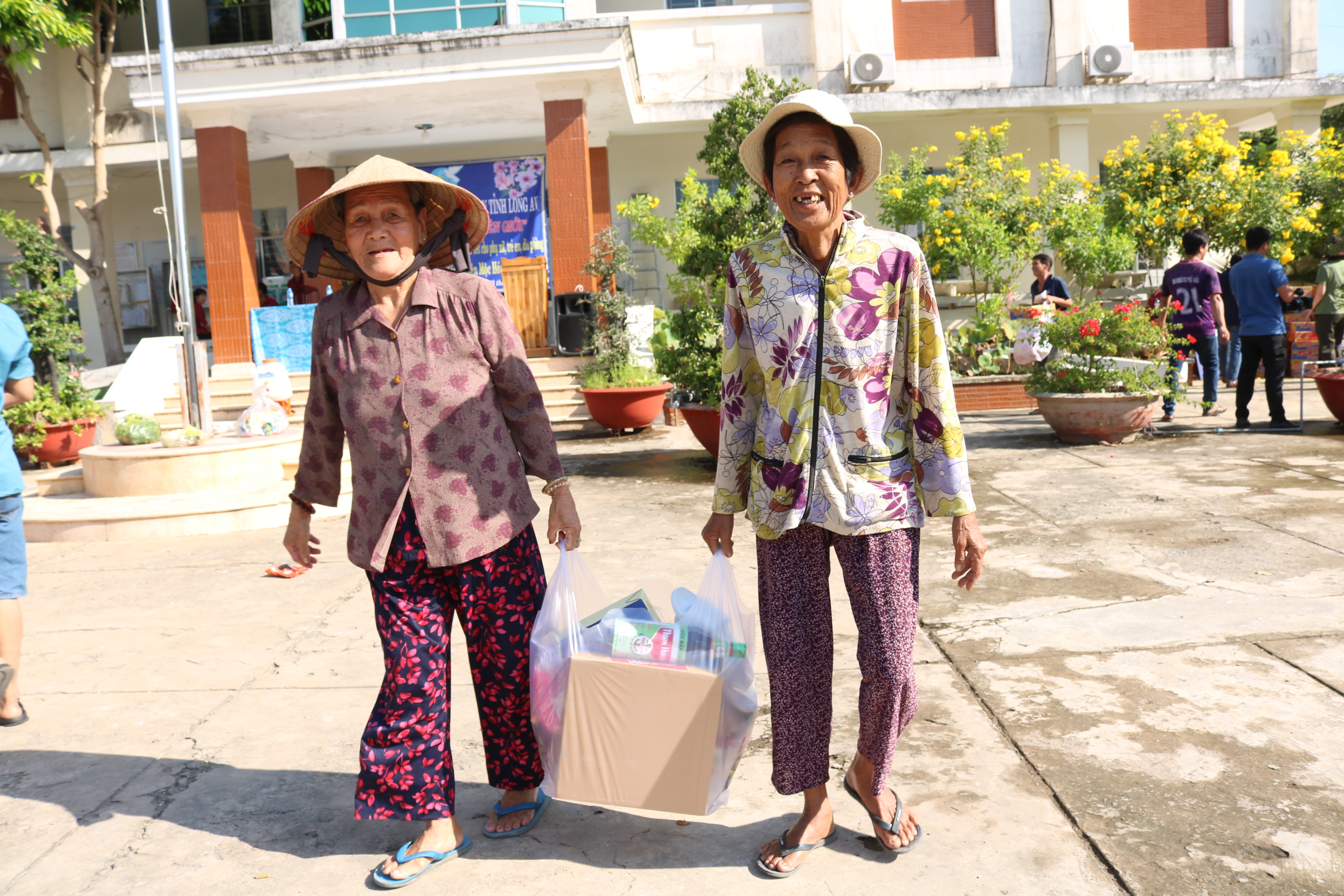 Mang Tết đến với vùng biên Quà Tết đến sớm với người dân vùng biên giới Mộc Hóa.