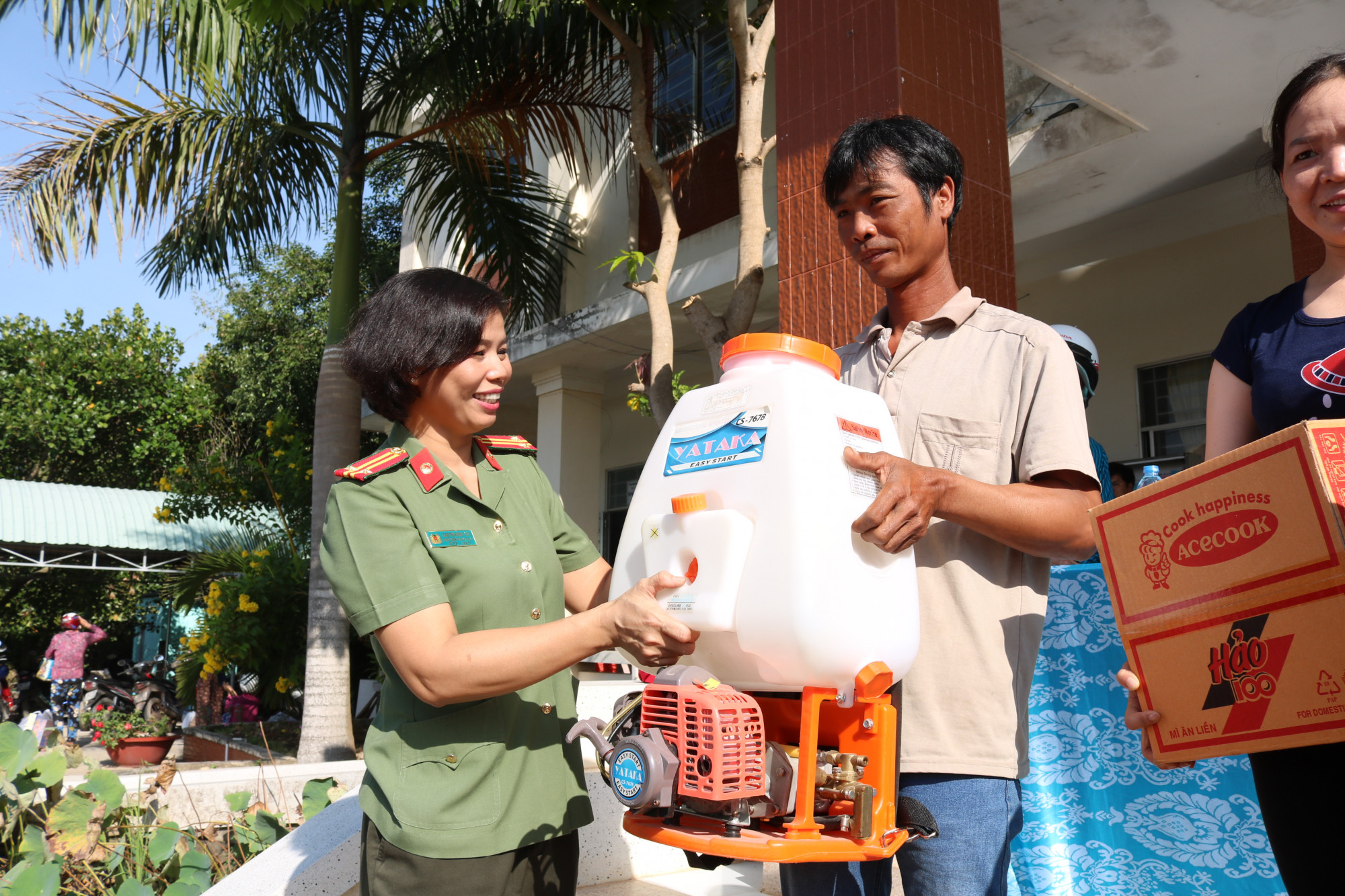 Mang Tết đến với vùng biên Trung tá Cao Thị Hồng Tươi - Chủ tịch Hội Phụ nữ Công an TP.HCM - trao máy rải phân cho đại diện các hộ gia đình.