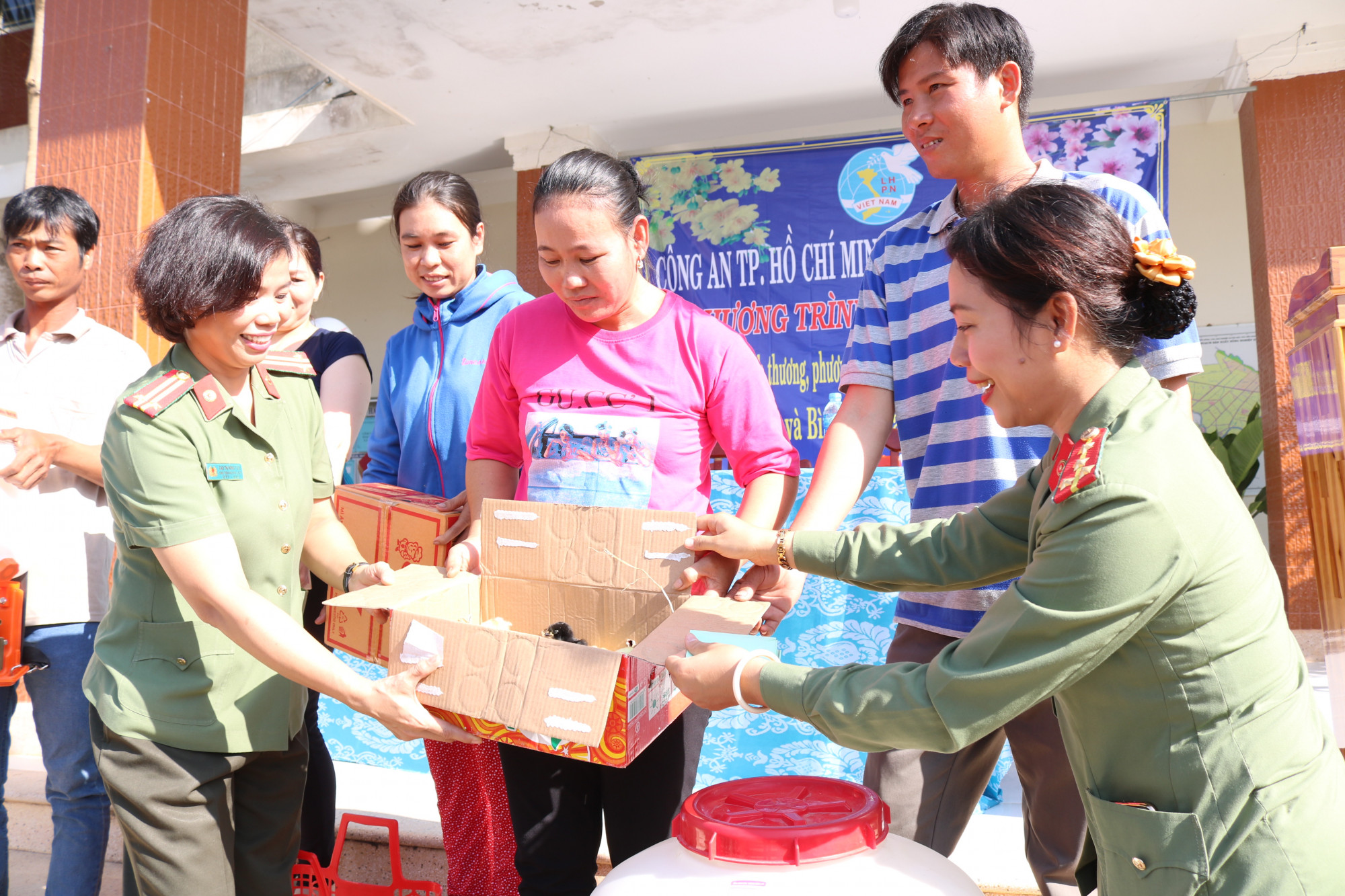 Mang Tết đến với vùng biên Trao các gói hỗ trợ làm ăn cho phụ nữ, dân phòng xung kích ở Mộc Hóa.