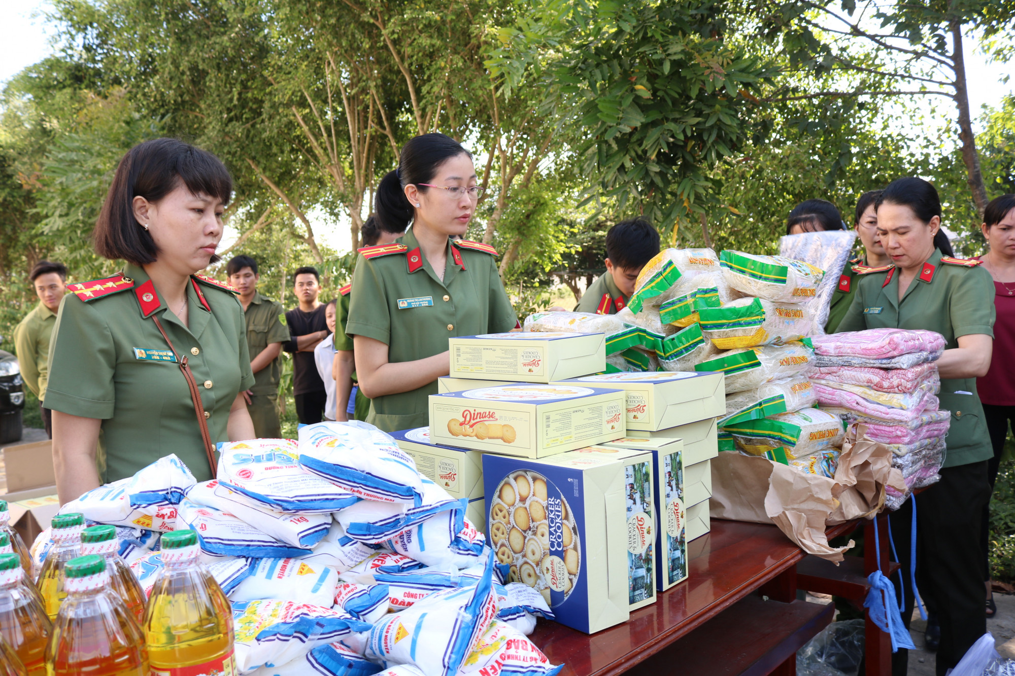 Mang Tết đến với vùng biên Những phần quà được mang từ TP.HCM về huyện Mộc Hóa.