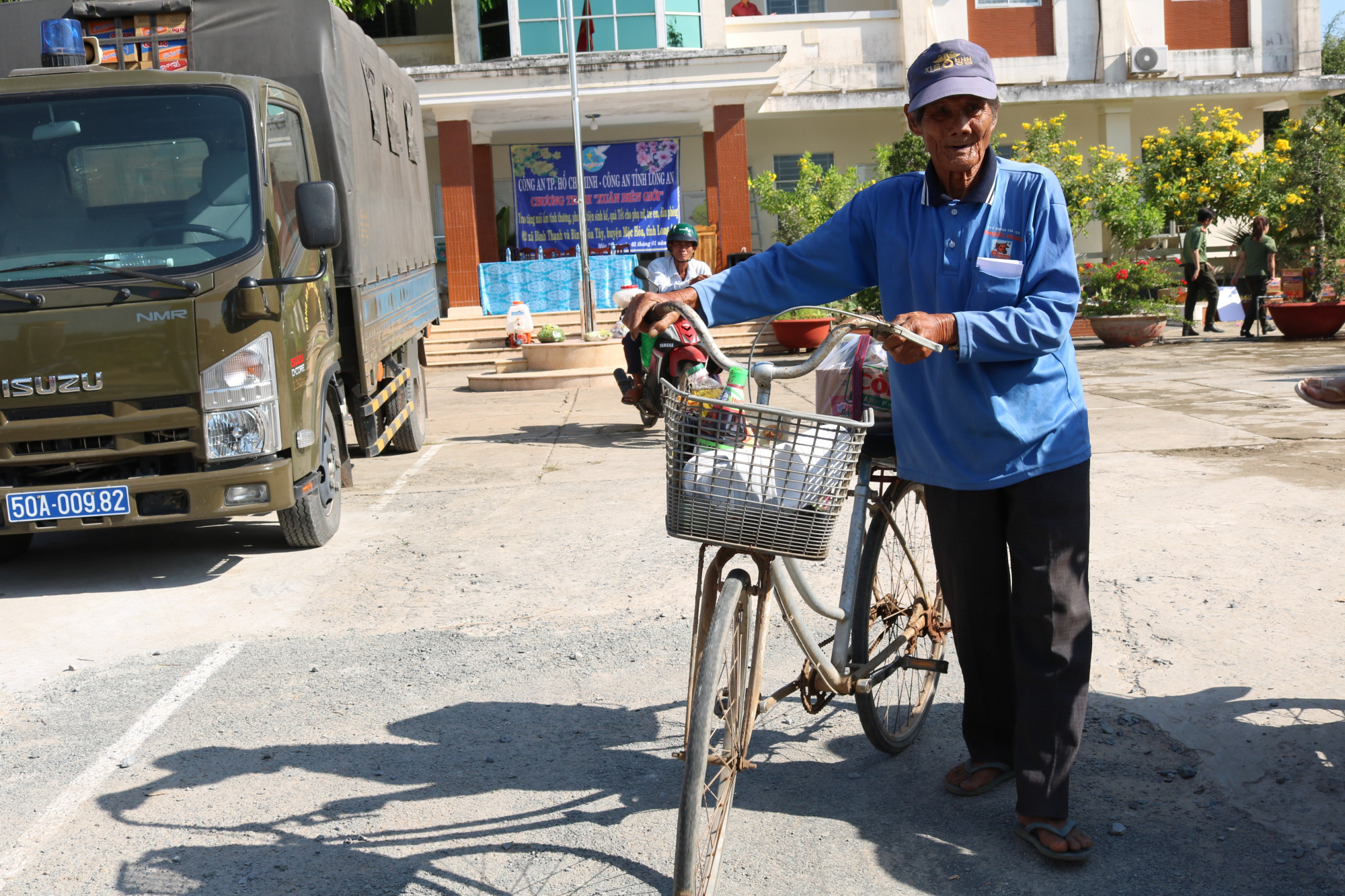 Mang Tết đến với vùng biên Chở quà Tết về nhà.