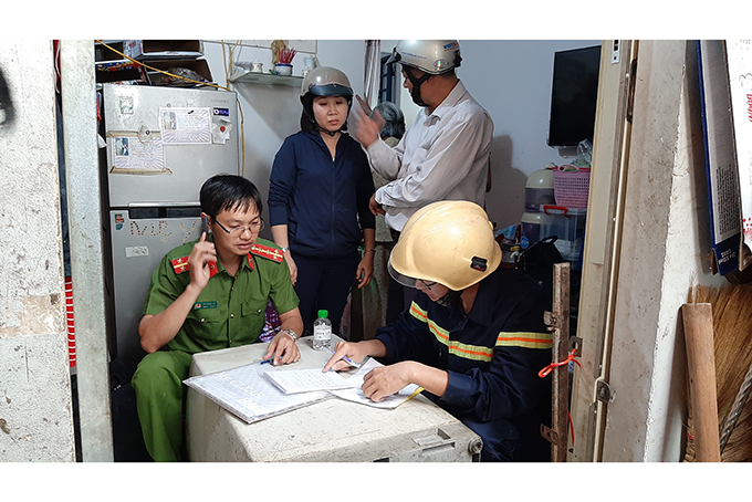 Hai mẹ con đang đốt vàng mã, bất ngờ tảng đá hơn 1m rơi từ trên núi xuống đè Các cơ quan chức năng đang lập biên bản vụ việc.