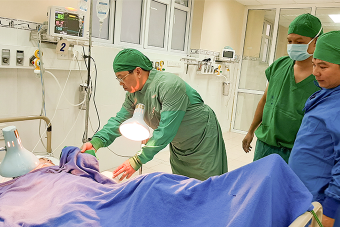 Hai mẹ con đang đốt vàng mã, bất ngờ tảng đá hơn 1m rơi từ trên núi xuống đè Lãnh đạo TP. Nha Trang thăm cháu Từ Nguyễn Hoàng Oanh tại phòng điều trị.