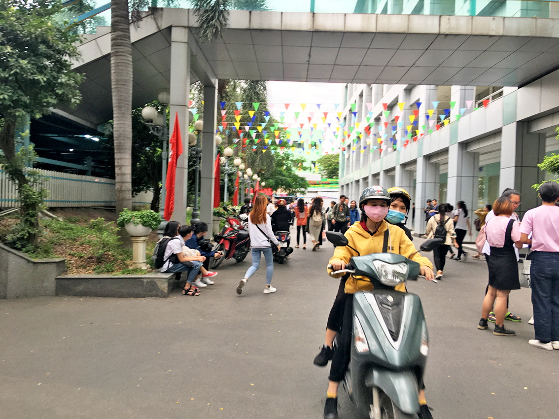 Sinh viên bỏ học, không phải chuyện nhỏ Trường đại học Công nghiệp TP.HCM cho rằng quy mô sinh viên đông, trường không có điều kiện liên lạc với sinh viên bị cảnh báo để tìm hiểu nguyên nhân