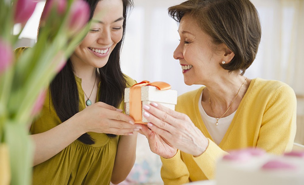 Tậu xe, mua nhà cho mẹ mới là hiếu thảo? Nhận quà đơn giản, không quá nặng về vật chất từ con nhưng mẹ của bạn tôi vẫn rất vui và hạnh phúc.