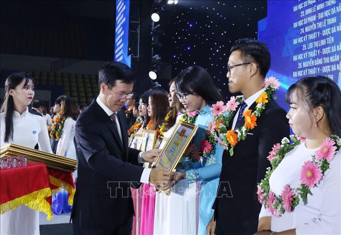 Hội Sinh viên Việt Nam đón nhận Huân chương Độc lập Hạng Nhất Trưởng Ban Tuyên giáo Trung ương Võ Văn Thưởng trao phần thưởng tặng các sinh viên tại buổi lễ. Ảnh: Văn Điệp/TTXVN