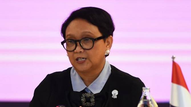 Indonesia cử thêm 4 tàu chiến và hơn 100 ngư dân ra vùng biển nơi Trung Quốc đang xâm phạm Bộ trưởng Ngoại giao Indonesia Retno Marsudi khẳng định Indonesia không bao giờ công nhận đường chín đoạn của Trung Quốc.