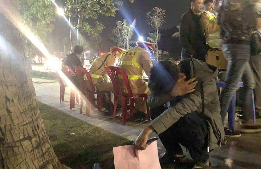 Khi không say, họ rất... hay! Hình ảnh cậu sinh viên ôm mặt khóc khi bị xử phạt khiến nhiều người thương hại, nhiều người khác trách móc - Ảnh: VNN