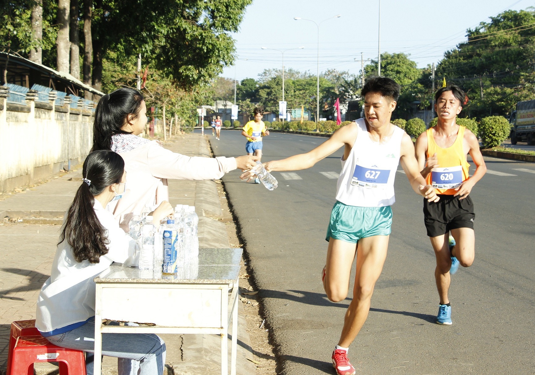 Nhà vô địch SEA Games 30 lên ngôi ‘Nữ hoàng leo núi Bà Rá’ 2020 Các trạm tiếp nước đọc đường chạy giúp các VĐV dy trì sự bền bỉ. Nguồn ảnh: Tân Hiệp Phát