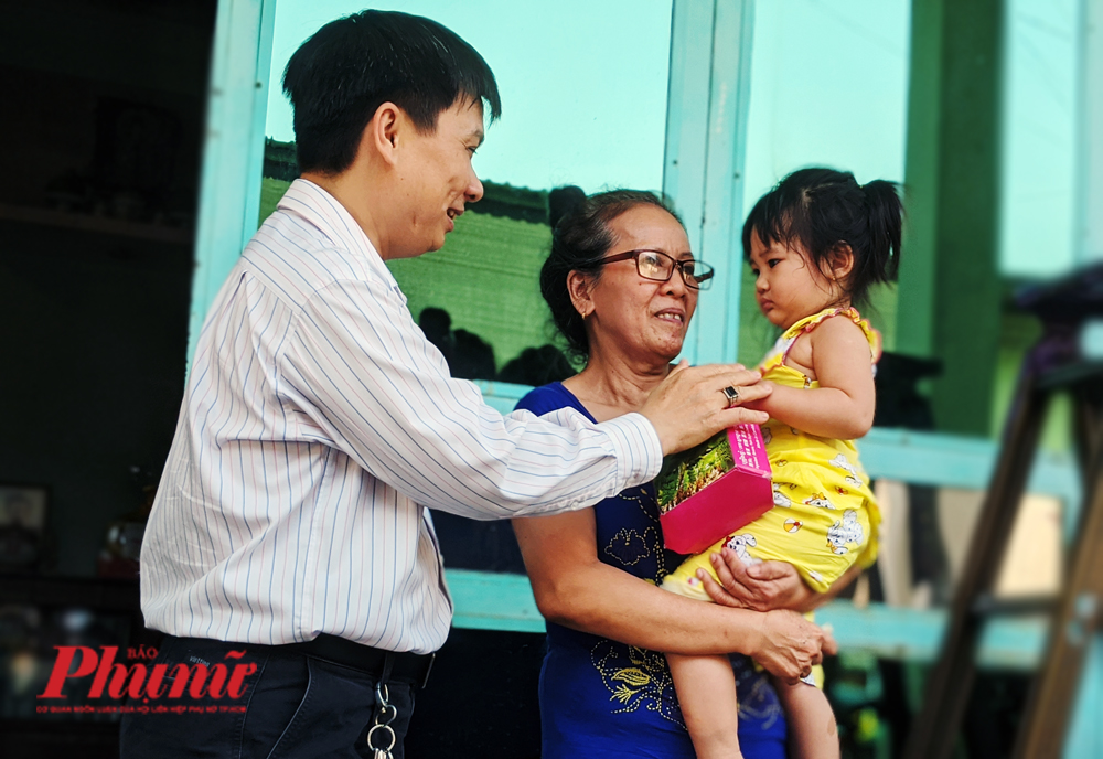 Ra đi vẫn kịp nhân đôi tình yêu con người Thạc sĩ Lê Minh Hiển - Trưởng phòng CTXH, BV Chợ Rẫy đến thăm và chúc Tết bà Ngọc Yến.