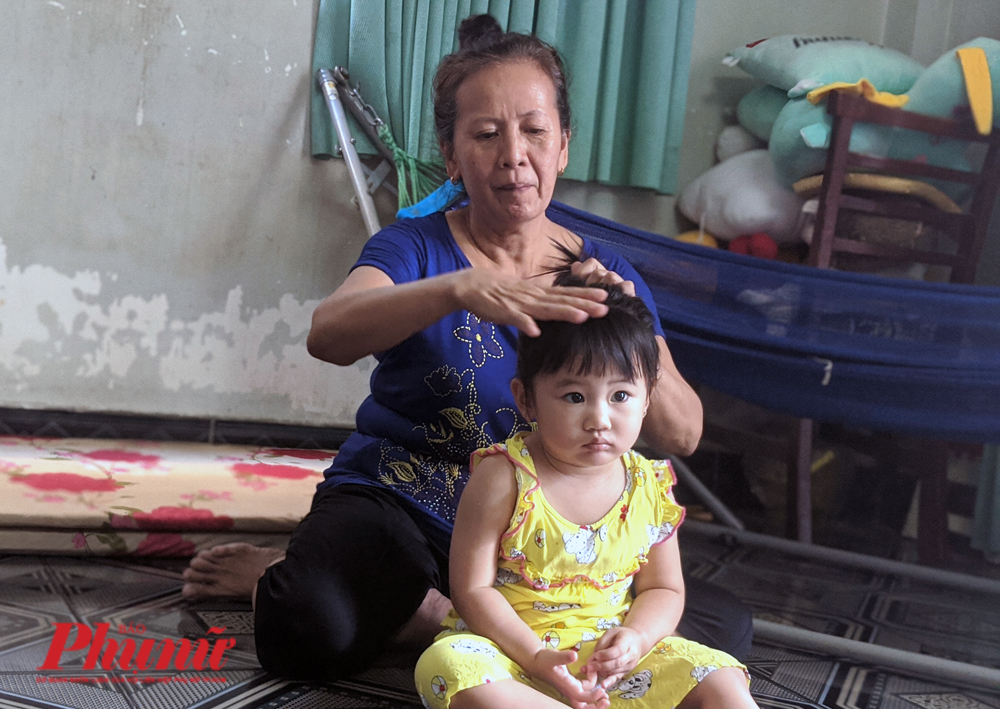 Ra đi vẫn kịp nhân đôi tình yêu con người Bà Nguyễn Thị Ngọc Yến, 62 tuổi, Biên Hòa, Đồng Nai đang chăm sóc cho cháu nội trong những tháng ngày không còn chồng bên cạnh