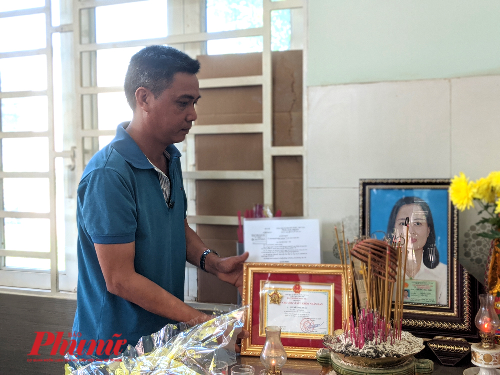 Ra đi vẫn kịp nhân đôi tình yêu con người Anh Trần Bá Trình (Xuân Lộc, Đồng Nai) bên di ảnh của vợ - người hiến tạng vì mục đích nhân đạo
