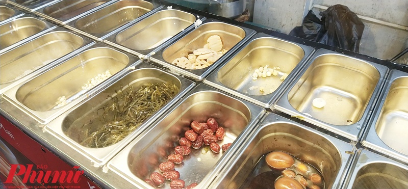 Chè Hồng Kông cá Koi, đồng tiền dễ thương nhìn không nỡ ăn Vào quán thì mình thấy quá trời các loại chè và topping được bày sẵn trong kệ, nhìn thôi đã muốn bê cái tủ về rồi