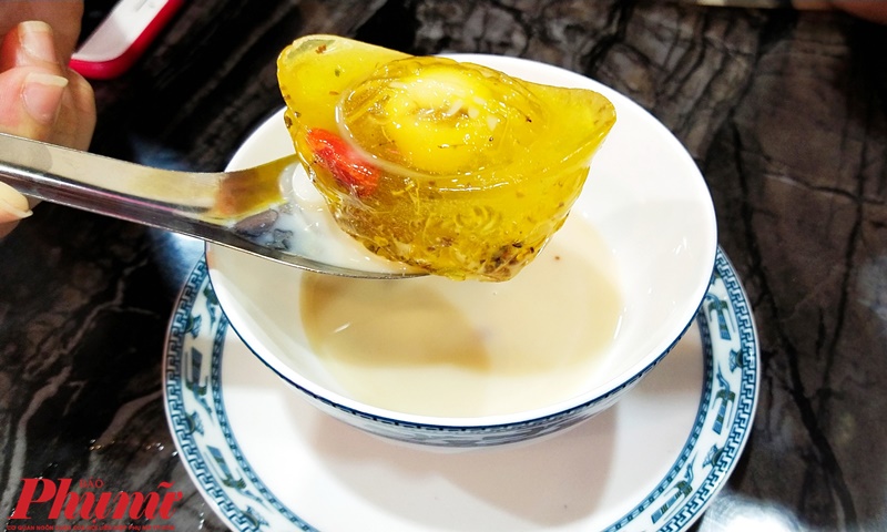 Chè Hồng Kông cá Koi, đồng tiền dễ thương nhìn không nỡ ăn Quế Hoa Nguyên Bảo có giá 29k. Được là từ Quế hoa, nghe đâu nó giống như là một loại nhụt hoa thì phải. Ăn vào kết hợp với sữa và củ sen. Ôi thôi, mình thích món này nhất. Vì nó thơm mùi của quế hoa, mùi này nó cứ thoang thoảng trong mũi của mình, ngoài ra chè không quá ngọt và có lớp sữa thơm béo.