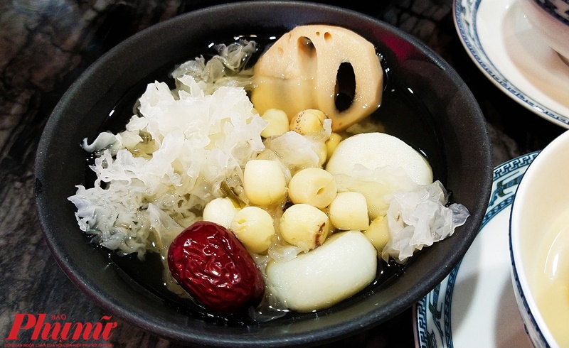 Chè Hồng Kông cá Koi, đồng tiền dễ thương nhìn không nỡ ăn Mã đề sen tuyết gồm củ sun, hạt sen, củ năng, sen tuyết, nhẫn nhục được nấu cùng nước nhãn thơm, ngọt thanh, vị ngọt dịu không quá gắt ăn bổ dưỡng.
