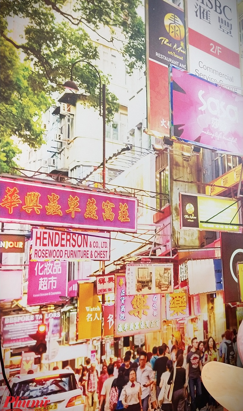 Chè Hồng Kông cá Koi, đồng tiền dễ thương nhìn không nỡ ăn Trên những bức tường của quán đều được trang trí đậm chất Hồng Kông với các loại tranh về đường phố, phảng phất cuộc sống nhộn nhịp tại xứ Cảng Thơm.