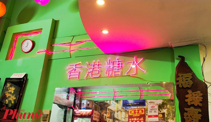 Chè Hồng Kông cá Koi, đồng tiền dễ thương nhìn không nỡ ăn Ấn tượng ban đầu là quán được decor theo kiểu chất HongKong xưa nên mình thấy thích thú vãi chưởng vì mình rất mê những gì liên quan đến chúng.