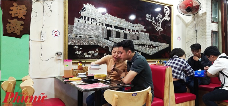 Chè Hồng Kông cá Koi, đồng tiền dễ thương nhìn không nỡ ăn Khách đến đây mỗi tối khá đông và đa dạng, cả những cặp đôi hẹn hò hoặc các nhóm bạn trẻ tụ tập ăn uống.