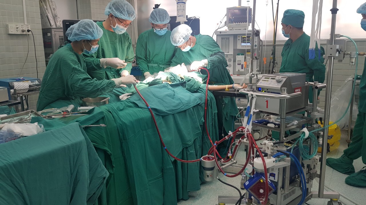 Ai mắc bệnh này cũng chết, nhưng lần này cô gái 19 tuổi thoát án tử PGS.TS.BS Vũ Hữu Vĩnh đang tiến hành phẫu thuật tái tạo khí quản cho cô gái bị di chứng lao khí quản