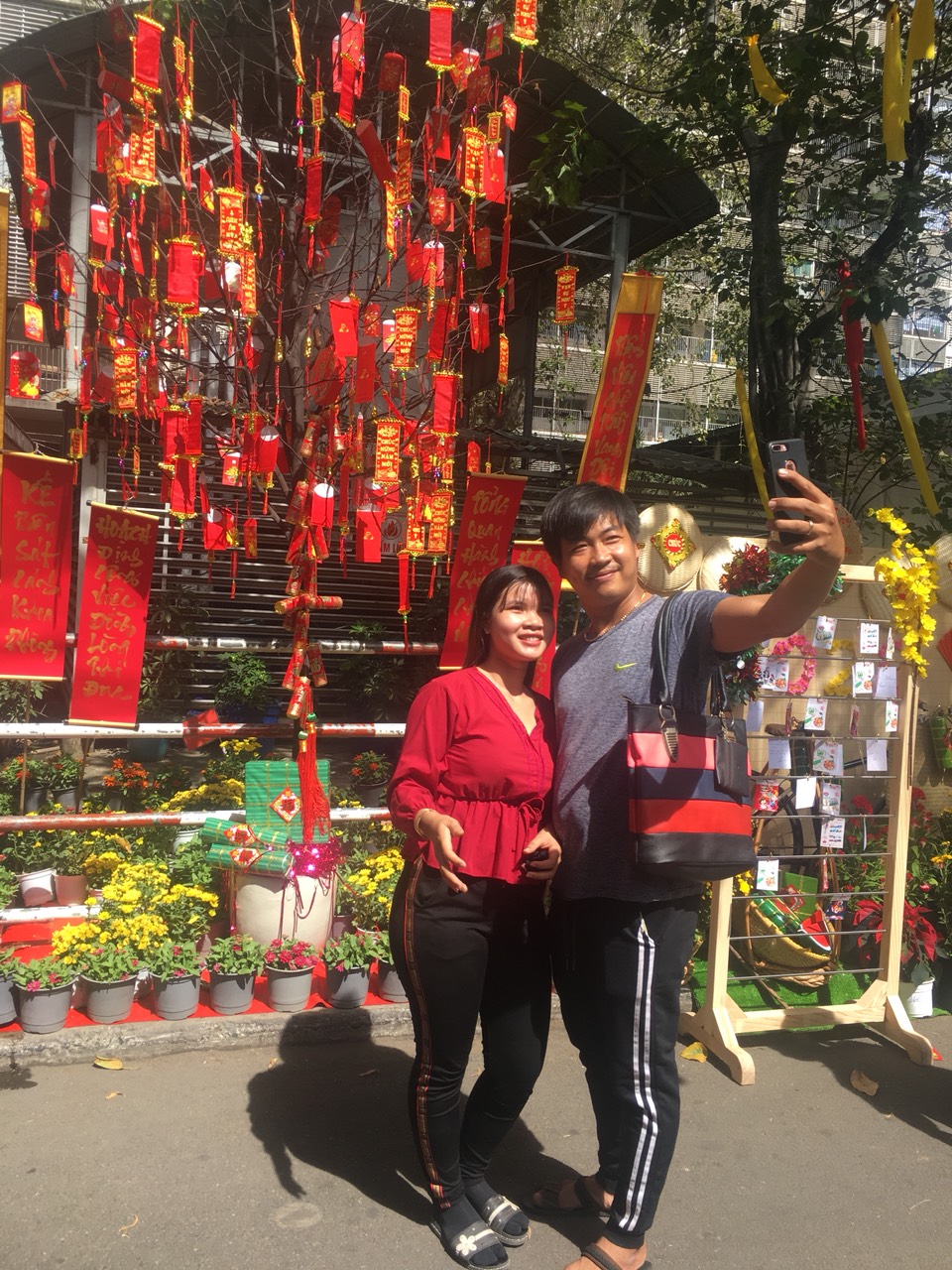 Lần đầu tiên, một đường hoa Xuân xuất hiện tại bệnh viện, bệnh nhân náo nức 'sống ảo' Từ người lớn đến trẻ em, từ người bệnh đến nhân viên y tế đều thích thú khi