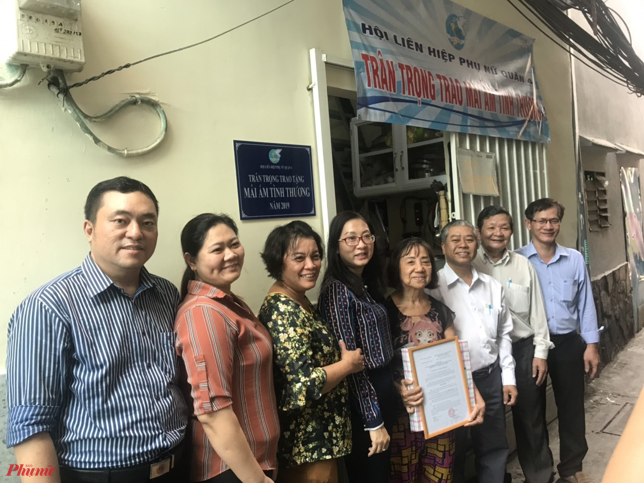 Không còn phải sống chung với chuột, gián Hội LHPN quận 4 tặng mái ấm tình thương cho dì Hoa.